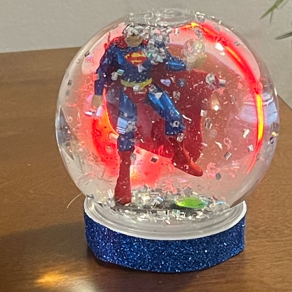 SUPERMAN Snow Globe - Picture 11 of 16